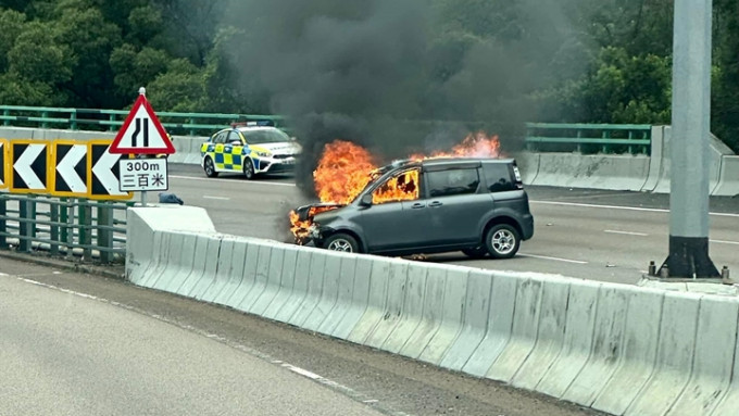 私家車失事起火。fb馬路的事 (即時交通資訊台)Bosco Chu圖片