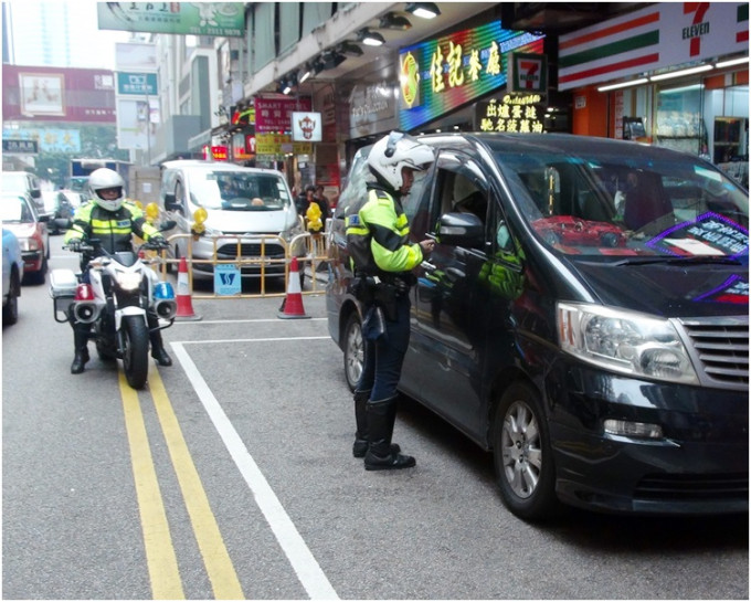 警员在西九龙区多个交通黑点采取执法行动。 资料图片