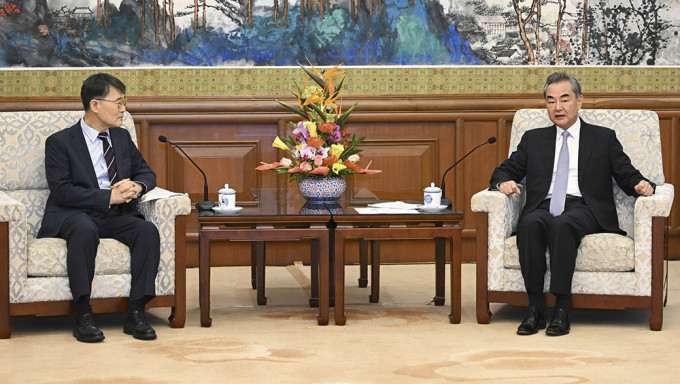 王毅說，中國將繼續把韓國置於中國周邊外交的重要位置。新華社圖片
