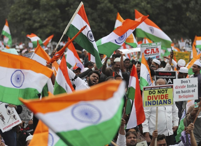 印度民众举国旗抗议。AP
