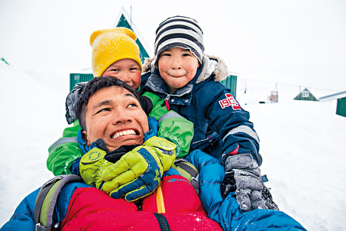 张伟贤曾寄住格陵兰家庭3个月，与当地孩子结成好友。