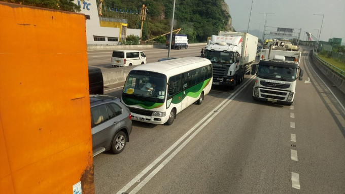 屯门公路4车相撞。香港突发事故报料区
