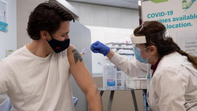 总理杜鲁多接种新冠疫苗。AP资料图片