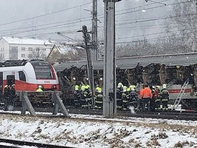 奥地利两列载客火车相撞，至少一死。(网图)