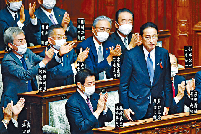 众议员拍手祝贺岸田文雄当选首相。