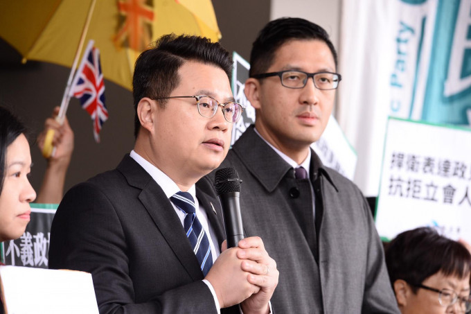 民主黨立法會議員林卓廷(右)和尹兆堅(左)。
