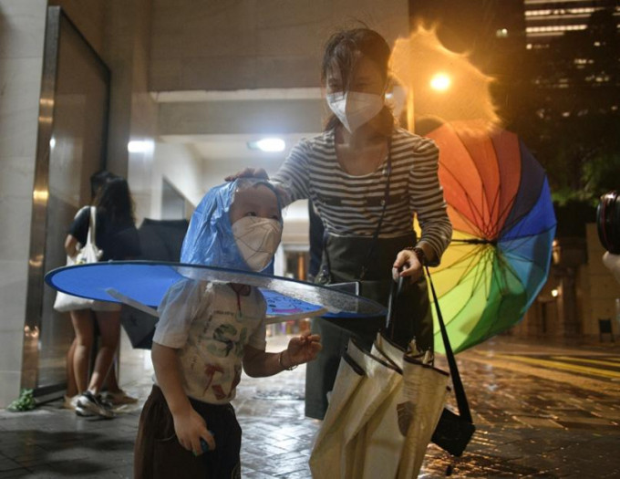 小朋友在大雨下玩得不亦乐乎。