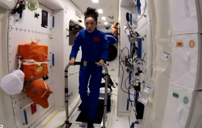 王亚平亲身演示了「太空跑步机」。