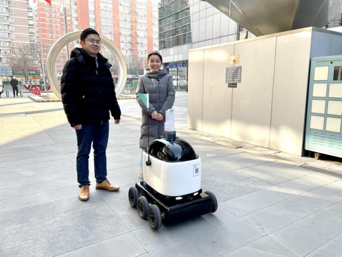 李興龍(左)是冬奧防疫機器人小白的研發者。駐京辦提供圖片
