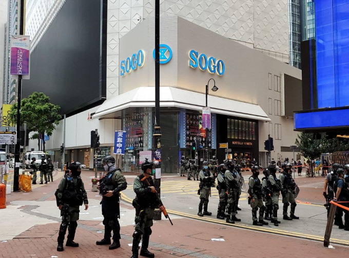 防暴警察在銅鑼灣崇光百貨外戒備。
