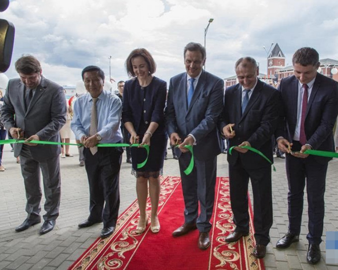 白俄羅斯副總理加裡寧(右三)在中白工業園內出席活動。新華社