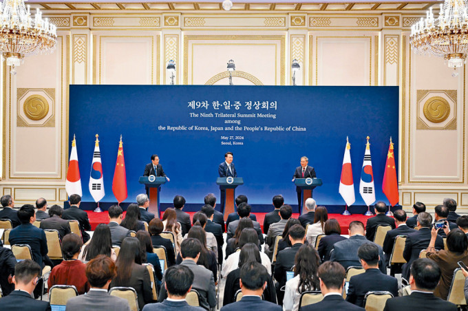 總理李強（右）與南韓總統尹錫悅（中）、日本首相岸田文雄（左）會見記者。