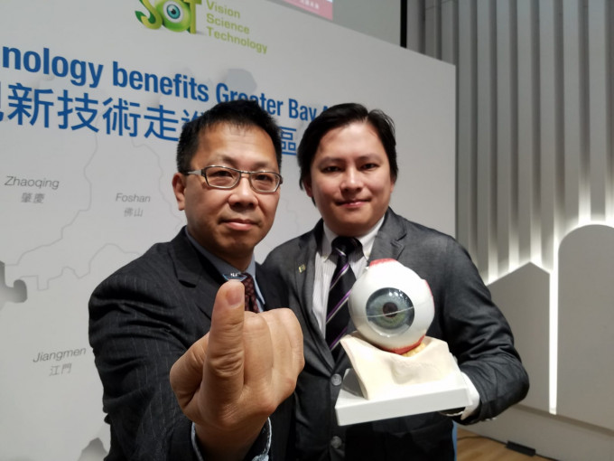 理大眼科視光學院助理教授謝欣然（右）、視覺科技公司創辦人及總監梁子文（左）。