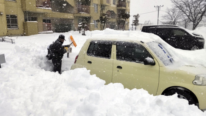 北海道大雪下积雪及腰。路透社