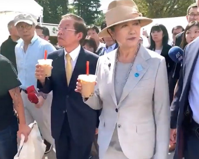 东京都知事小池百合子(右)月前出席一公开活动时亦品尝珍珠奶茶。网图