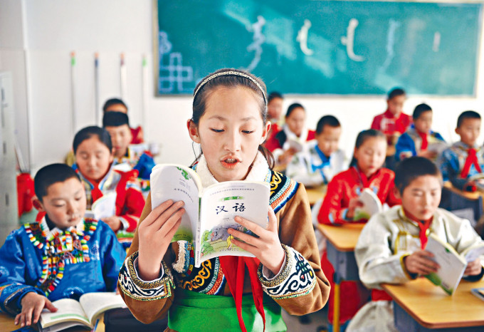 ■內蒙古小學生在朗讀漢語。