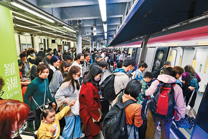 港鐵羅湖站月台擠滿返港巿民，不少人要等兩班車才能順利乘搭。