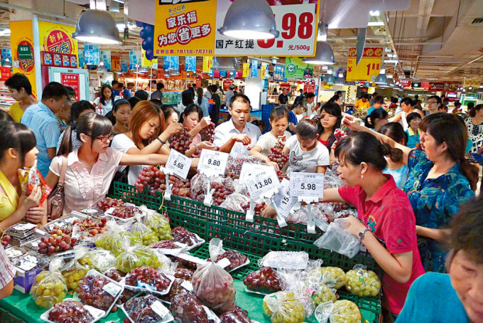 「反向代購」業者出招吸客，代客人由深圳超市選購食品寄港。
