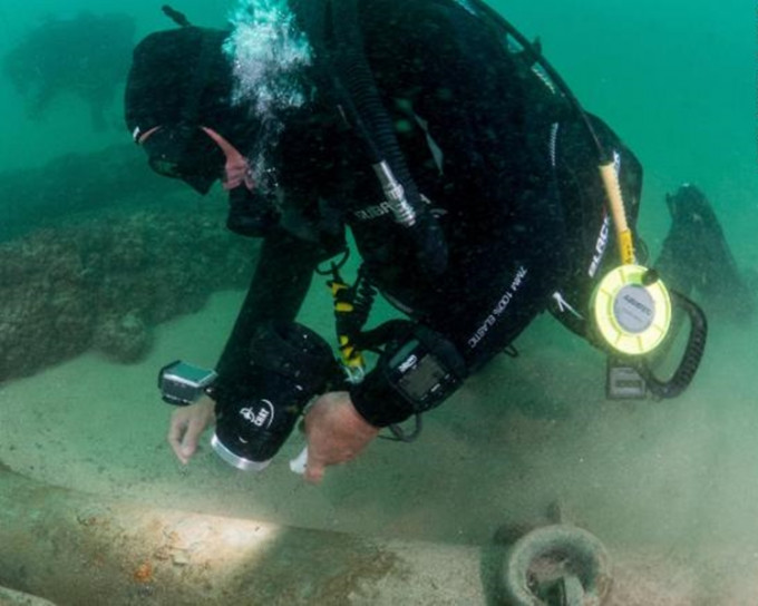 潜水人员在残骸上找到的东西包括胡椒、中国陶瓷器、玛瑙、贝壳等。网图