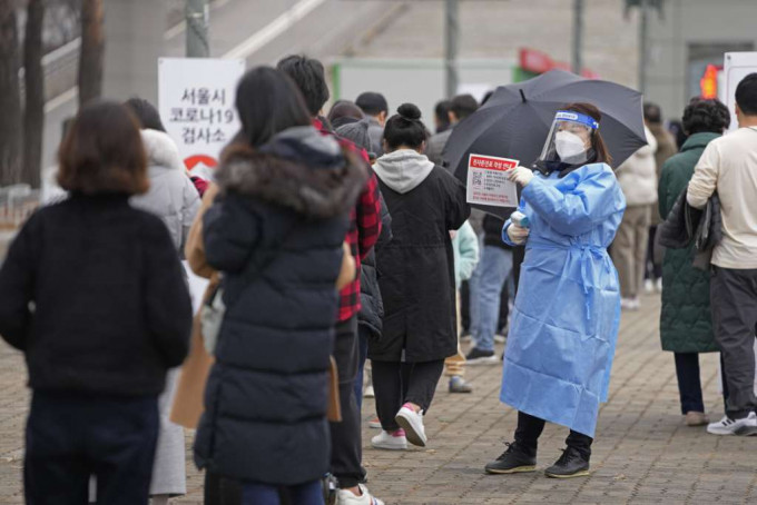 南韓連續3日確診超過7000宗，停止與病毒共存模式。AP圖片