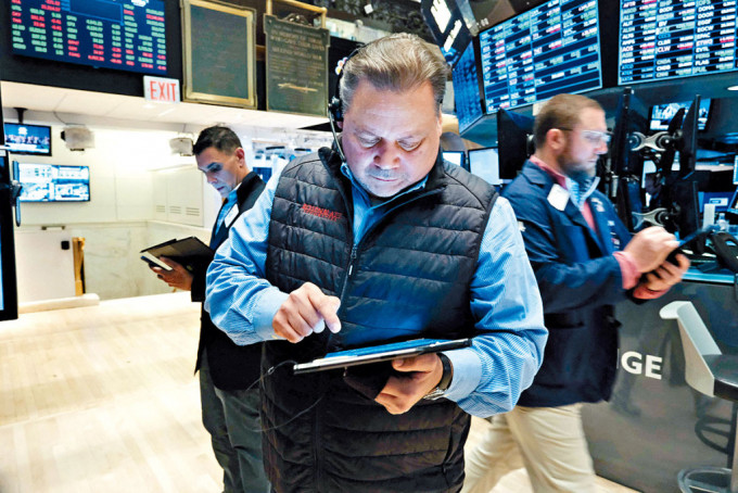 美股三大指數周五反覆低收，杜指跌108點。