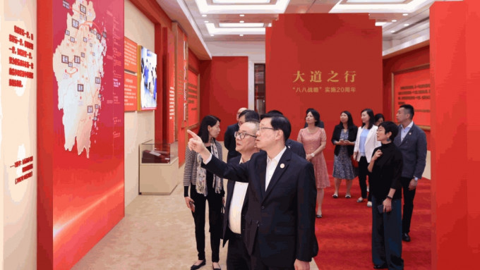 李家超到访浙江展览馆，观看「大道之行──『八八战略』实施20周年大型主题展览」。李家超fb