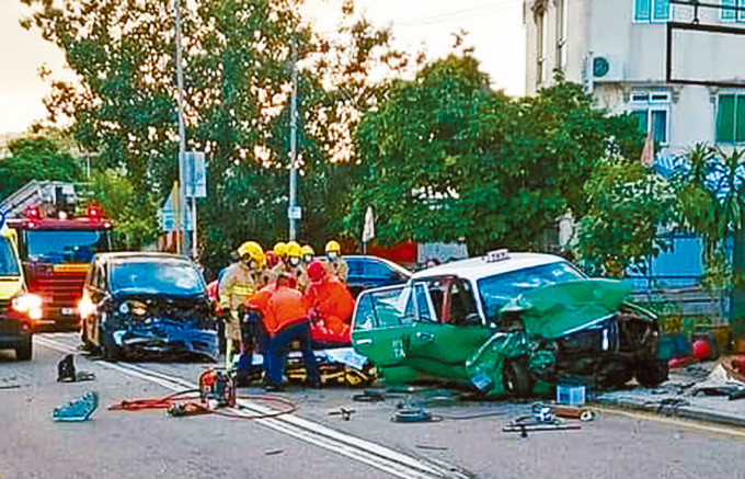 七人车猛撼的士，两车俱严重损毁，消防员到场救出的士司机，惜送院不治。
