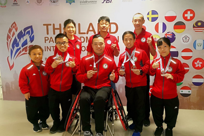 陳浩源（前排中）為首的殘疾羽毛球隊在曼谷殘疾人國際賽豪取兩金一銀兩銅。相片由公關提供