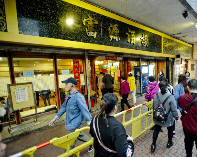 经营团餐的食肆每逢中午及晚餐都大排长龙，阻塞街道。