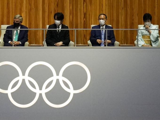 国际奥委会破例向菅义伟（右二）及小池百合子（右一）颁发奥运金章。AP图片