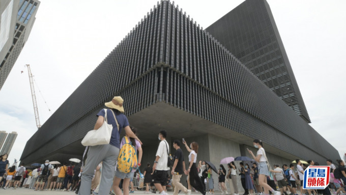 香港故宮文化博物館及M+宣布，因應颱風關係，明天上午暫停開放。資料圖片