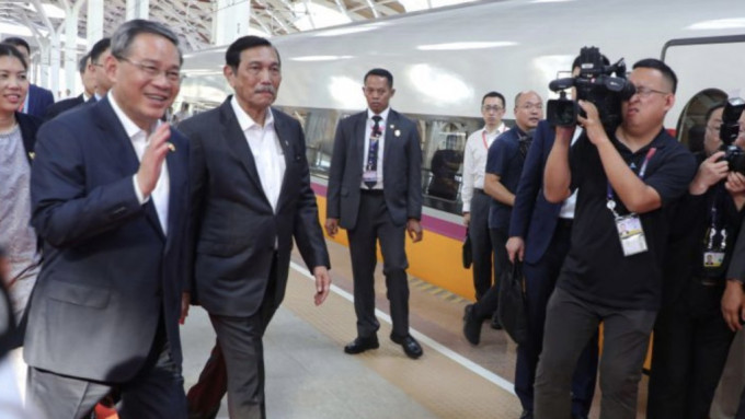 總理李強試坐印尼雅萬高鐵。 野馬共和微博