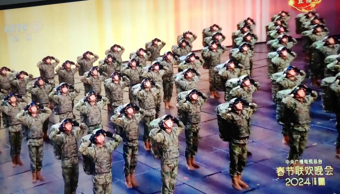 解放军作战部队首次登上春晚舞台演唱军歌。