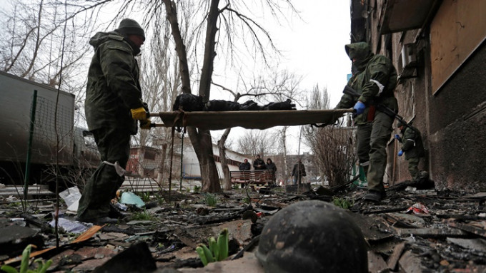 俄军持续围困马里乌波尔，大量军人及平民在战斗中伤亡。路透社图片