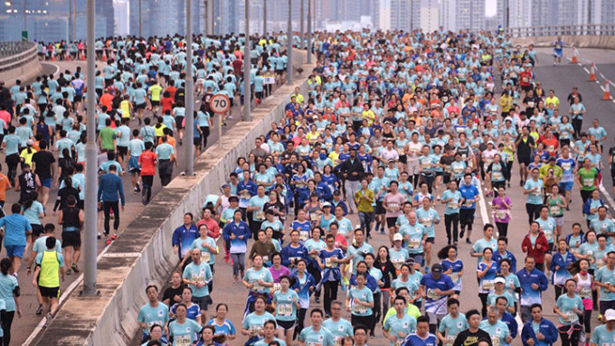杨德强指当局正考虑增香港马拉松参赛名额至3万个以上。资料图片