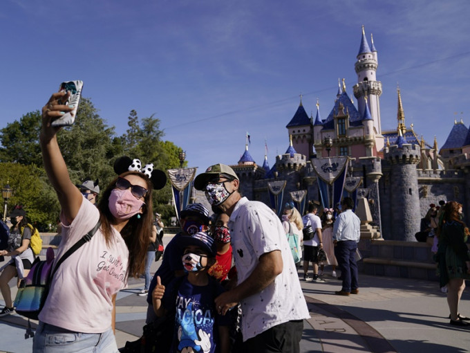 加州迪士尼重開旅客入園異常興奮。AP