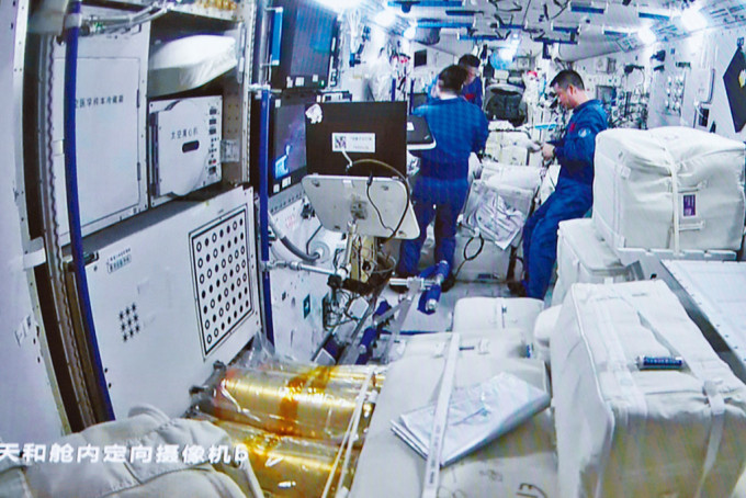 中国太空人首次在空间站迎接天舟货运飞船来访。 