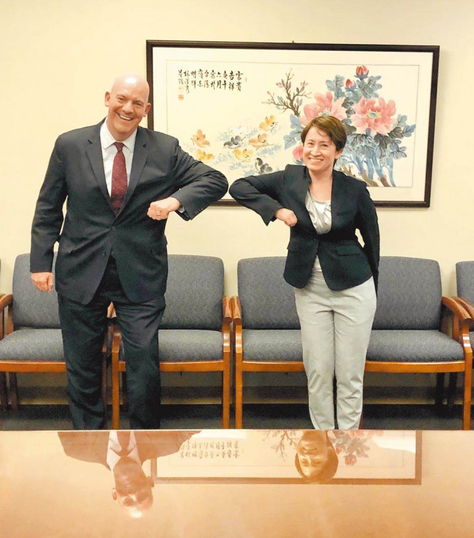 去年美国助理国务卿库伯（左）分享与台湾驻美代表萧美琴会晤合照。网上图片