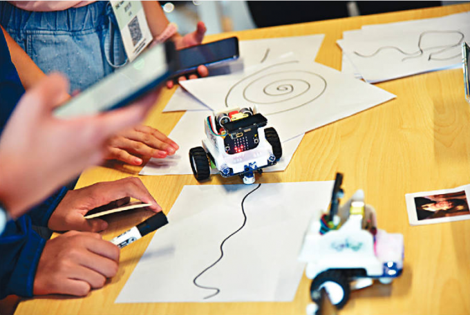 中大亦自行制作了一部CUHK-JC iCar智能游戏车；透过简单电子元件，让教师向学生演示AI实验。