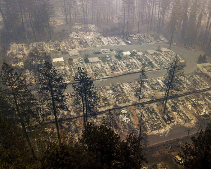 加州山火造成74死逾千人失蹤。AP