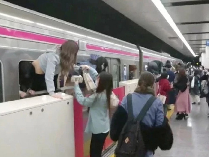 發生斬人案後，在同一班列車的乘客要爬窗逃生。（片段截圖）