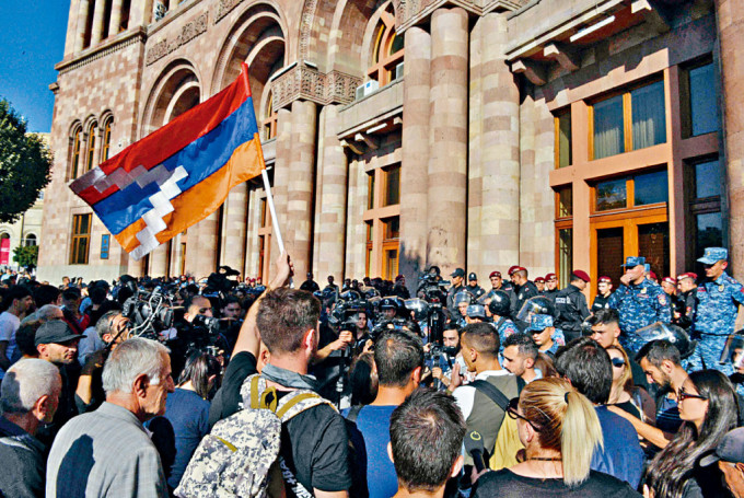 大批示威者周三聚集亚美尼亚首都埃里温的市中心。