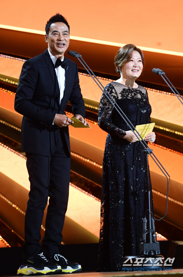 青龍電影獎頒獎台上，華哥向主持人，亦是他在《盗賊門》的拍檔金惠秀問好。