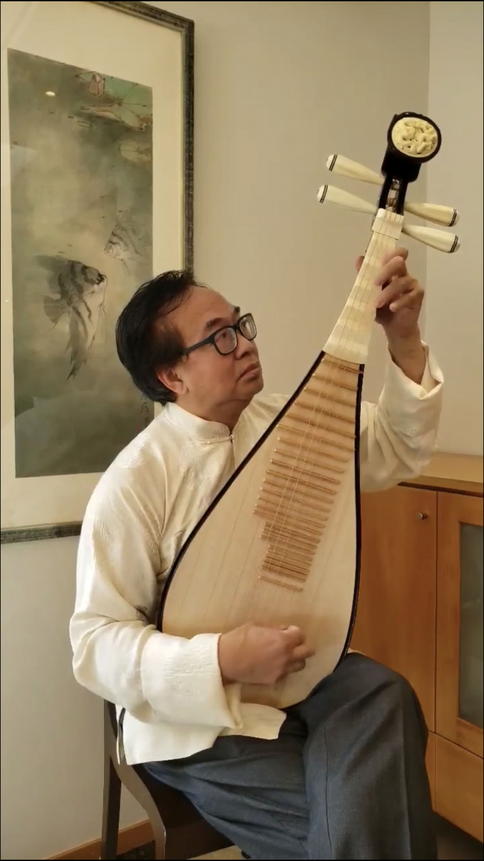 卢伟国昨于社交平台上载了一段他以琵琶弹奏「平湖秋月」的影片，祝愿本港早日消除疫症。
