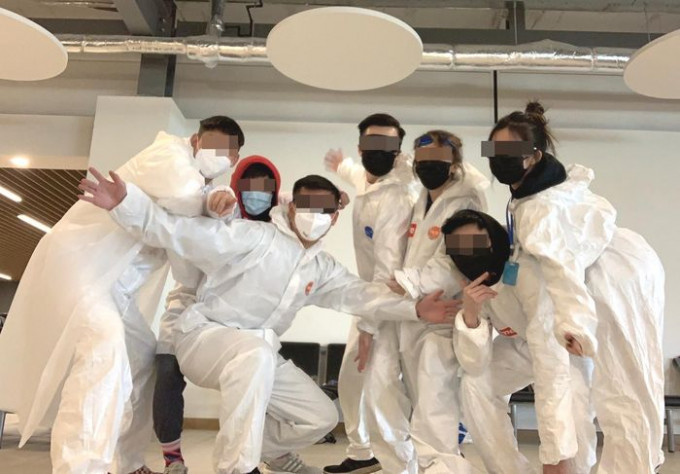 香港留學生在倫敦希思羅機場穿上全套防疫裝合照。（圖片由Betty提供）