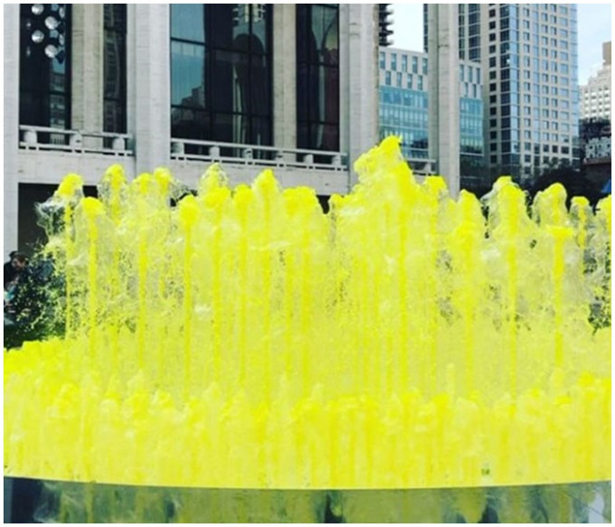 喷泉不断流出柠檬黄的泉水。网图