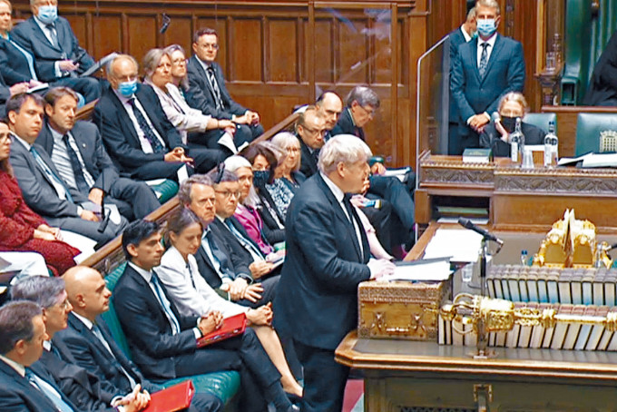 约翰逊周二在下议院就健保计画向议员发言。