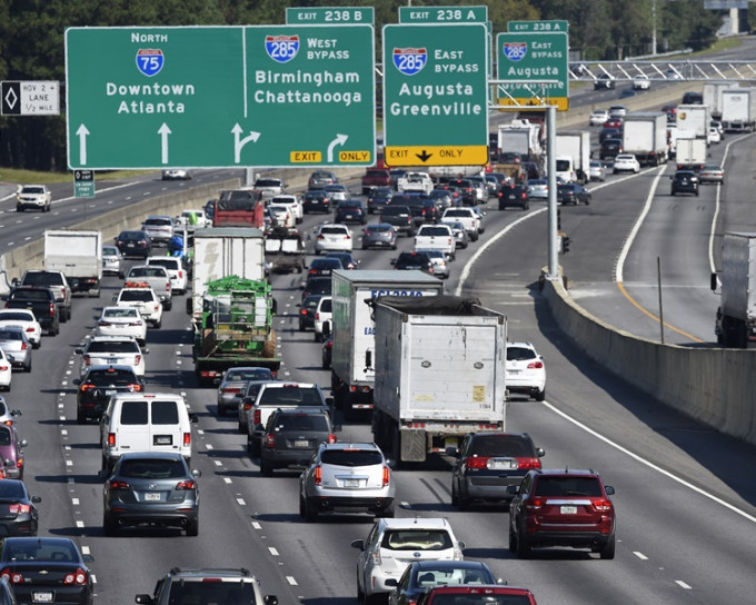 大批人撤退佛州州际公路部分路段严重挤塞。AP