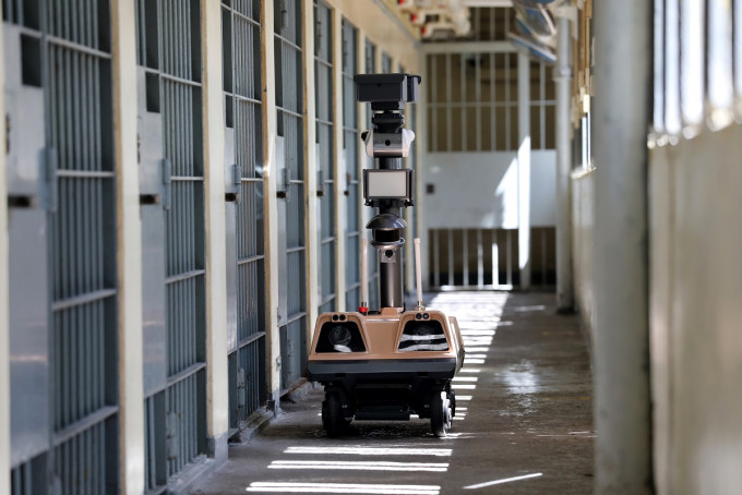 惩教署近年积极发展「智慧监狱」，推行不同的科技项目以提升监狱管理效率及保安水平，包括图中的智能机械人监察系统。 惩教署提供