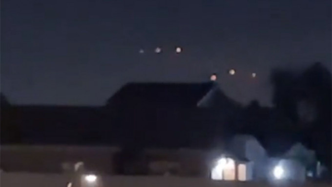 加州夜空冒多個神秘光點，停留1小時曾變換隊形，引發UFO揣測。網圖